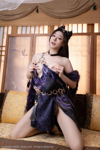 大胆美女艺术图海报